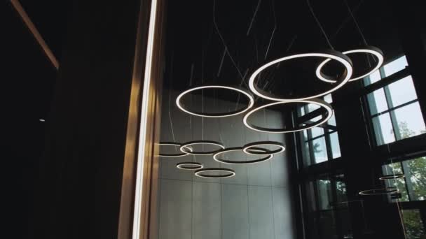 Una Lámpara Araña Metal Una Habitación Oscura Creando Contraste Llamativo — Vídeos de Stock