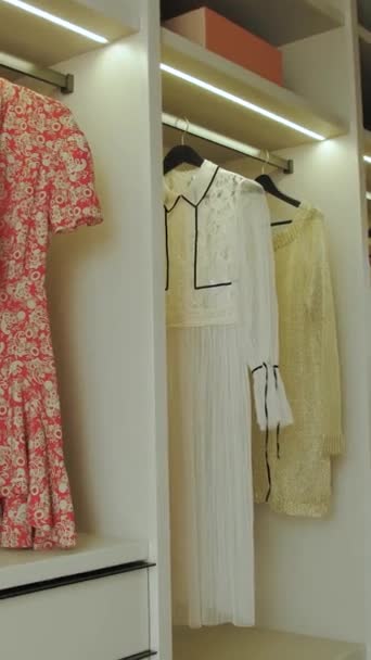 Garderoba Półkami Letnie Sukienki Wiszące Półkach Oświetlenie Led Oświetlają Szafę — Wideo stockowe
