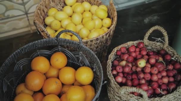 新鮮な天然果物の3つのバスケットがテーブルに表示され さまざまな地元の農産物が展示されています これらの成分は おいしい料理やレシピを作成するのに最適です — ストック動画