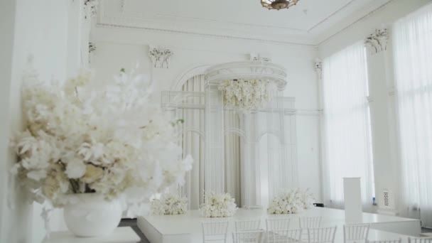 Свадебная Арка Выполнена Белом Цвете Белой Цветочной Композиции Концепция Свадьбы — стоковое видео