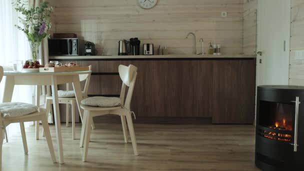 Budynek Kuchnią Stołem Krzesłami Drewna Wraz Kominkiem Wystrój Wnętrz Obejmuje — Wideo stockowe
