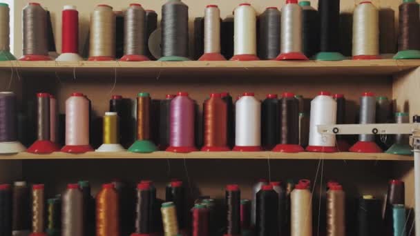 다채로운 스풀이있는 재봉을위한 재료의 활기찬 디스플레이를 만드는 — 비디오