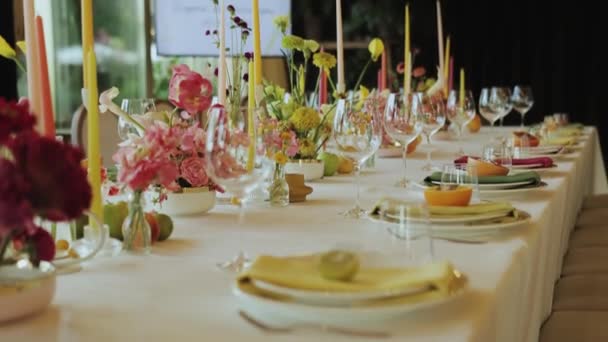結婚式の特別なイベントのための魅力的な雰囲気を作成するプレート ろうそく および花が美しく装飾されたテーブル — ストック動画