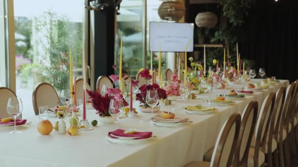 Ένα Όμορφα Διακοσμημένο Τραπέζι Επιτραπέζια Σκεύη Κεριά Λουλούδια Και Στέμφυλα — Αρχείο Βίντεο
