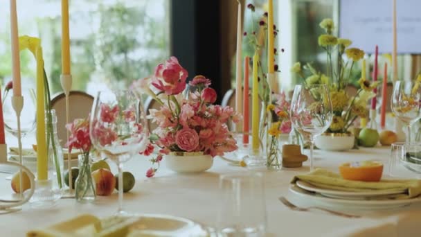 Ein Atemberaubender Tisch Mit Floralen Herzstücken Elegantem Geschirr Und Flackernden — Stockvideo
