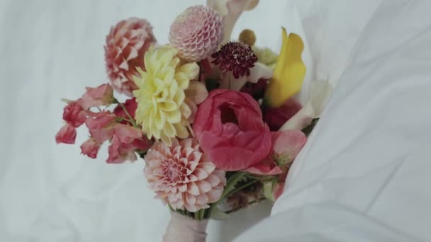 Zbliżenie Piękny Bukiet Kwiatów Składający Się Różnych Roślin Kolorowych Płatków — Wideo stockowe