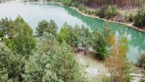 Vista Aérea Hermoso Paisaje Lago Azul Bosque Pinos Naturaleza Ucrania — Vídeos de Stock
