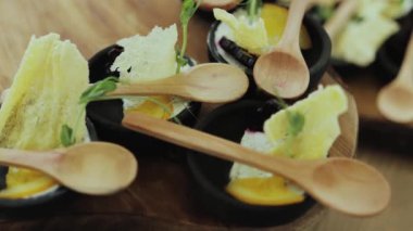 Lezzetli tabaklar ve ahşap kaşıklarla süslenmiş bir masayı sunan umut verici bir video izleyicileri ağız sulandırıcı yayılıma davet ediyor.