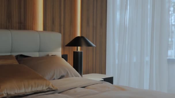 Une Chambre Confortable Avec Cadre Lit Confortable Lampe Chevet Table — Video