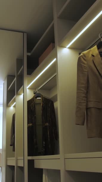 선반이있는 드레싱 선반에 드레스 Led 슬로우 비디오 — 비디오