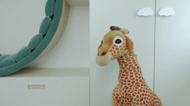 Çocuk odasında sevimli oyuncak zürafa, yakın plan.