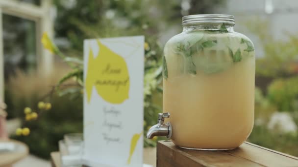 Sklenice Limonády Čerstvých Citronů Cukru Vody Umístěna Venkovském Dřevěném Stole Videoklip