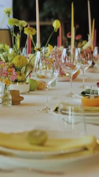 Tabaklar Mumlar Çiçeklerle Süslenmiş Güzel Bir Masa Düğünde Özel Bir — Stok video