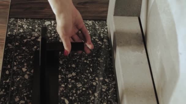 Egy Női Kéz Elfordít Egy Fekete Csapot Fürdőszobában Folyik Víz — Stock videók