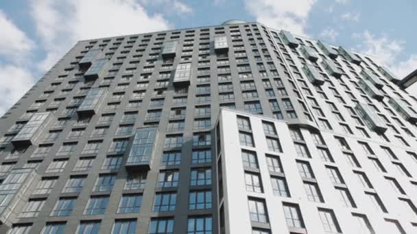 Egy Toronymagas Felhőkarcoló Számos Ablakkal Magasan Áll Szemben Tiszta Kék — Stock videók