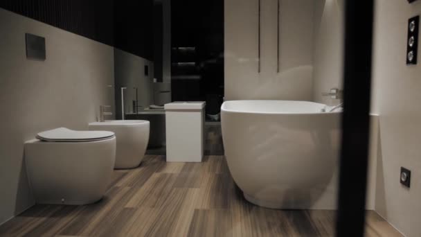 Pokoj Budově Podlahou Tvrdého Dřeva Vanou Toaletou Umyvadlem Bidetem Skleněné Stock Video
