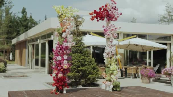 아치와 낭만적인 결혼식 하늘과 화려한 나무의 배경에 장면을 만들기 — 비디오