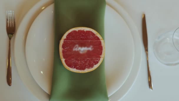 Grapefruitový Plátek Sedí Ubrousku Talíři Rámovaný Stolním Nádobím Různých Odstínech Royalty Free Stock Video