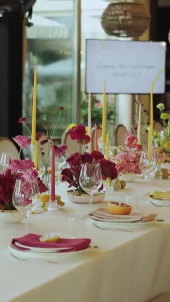연회를위한 세트와 아름답게 꾸며진 테이블 우아한 배열에는 식탁보 장식이 포함됩니다 — 비디오