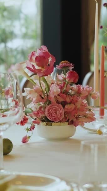 Een Prachtige Tafel Versierd Met Bloemstukken Elegant Servies Flikkerende Kaarsen — Stockvideo