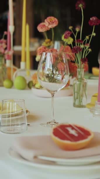 Ένα Όμορφα Διακοσμημένο Μακρύ Τραπέζι Επιτραπέζια Σκεύη Στο Γάμο Πιάτα — Αρχείο Βίντεο