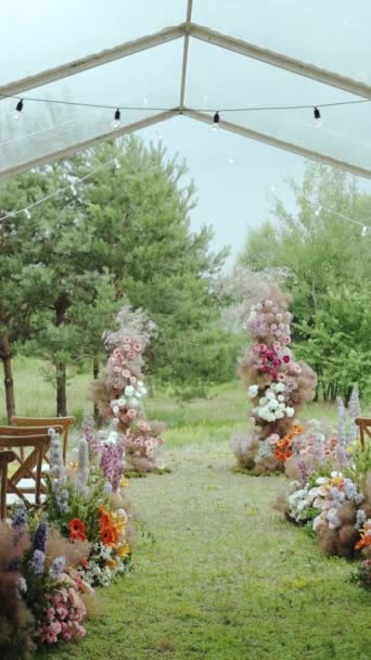 Vertical Video Krásný Něžný Svatební Květinový Oblouk Zdobený Růžovými Květy Royalty Free Stock Záběr
