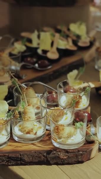 Mesterien Elrendezett Asztal Díszített Különböző Ételeket Italokat Bemutató Keveréke Kulináris — Stock videók