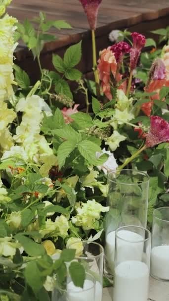 Eine Reihe Von Vasen Mit Blumen Und Kerzen Schmückt Den — Stockvideo