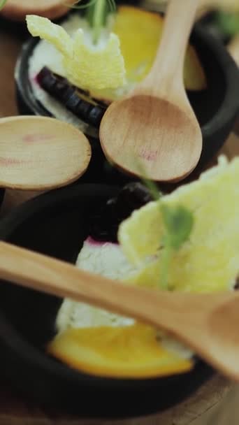 Узагальнююче Відео Демонструє Стіл Прикрашений Чашами Делікатного Посуду Дерев Яними — стокове відео