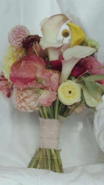 Piękny Bukiet Kwiatów Składający Się Różnych Roślin Kolorowych Płatków Jest — Wideo stockowe