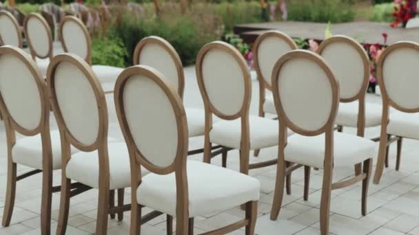 Řada Dřevěných Bílých Židlí Před Svatebním Obřadem Stála Terase Výhledem Stock Záběr