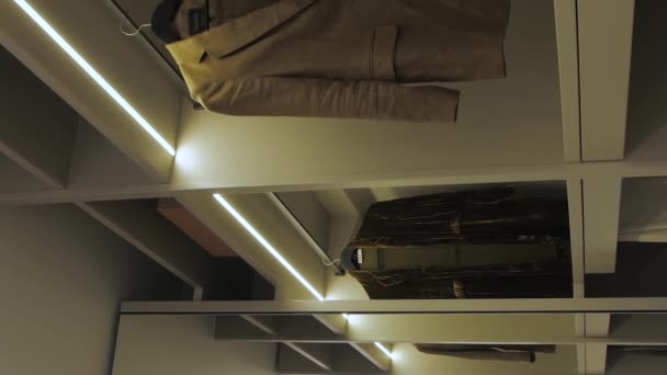 Garderoba Półkami Letnie Sukienki Wiszące Półkach Oświetlenie Led Oświetlają Szafę — Wideo stockowe