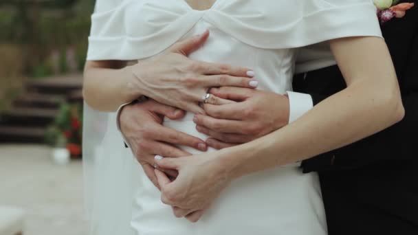 Close Noiva Noivo Trocando Alianças Casamento Pessoas Irreconhecíveis Apenas Mãos — Vídeo de Stock
