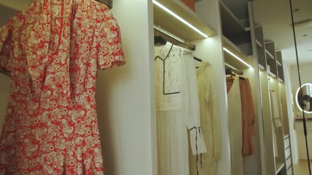 Raflı Soyunma Odası Raflarda Asılı Duran Yazlık Elbiseler Öncü Işık — Stok video
