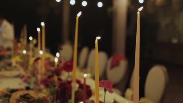 Egy Gyönyörűen Díszített Hosszú Asztal Gyertyákkal Virágokkal Mint Asztaldísz Tökéletes — Stock videók