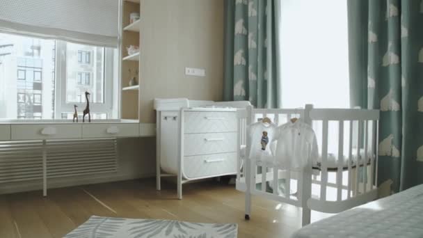 Büyük Boş Bir Bebek Odası Bir Beşik Üzerini Değiştirme Masası Stok Video