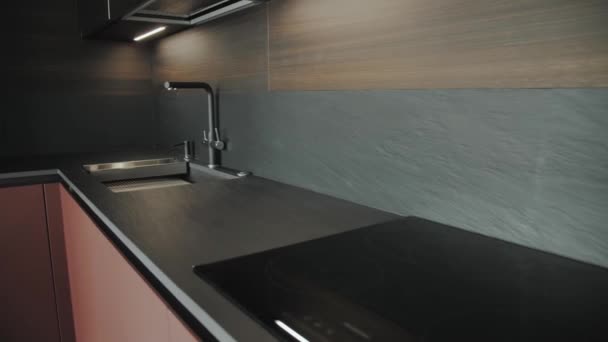 一个现代化的厨房 设计流畅 有黑色的台面和水龙头 室内设计或家居改善工程的理想 — 图库视频影像