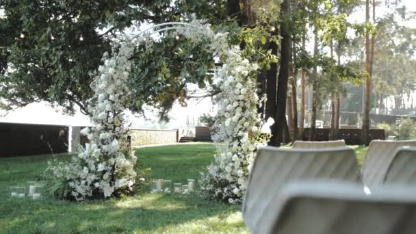 Parkta Beyaz Çiçekler Yeşilliklerle Süslenmiş Güzel Klasik Düğün Kemeri Arka Telifsiz Stok Çekim