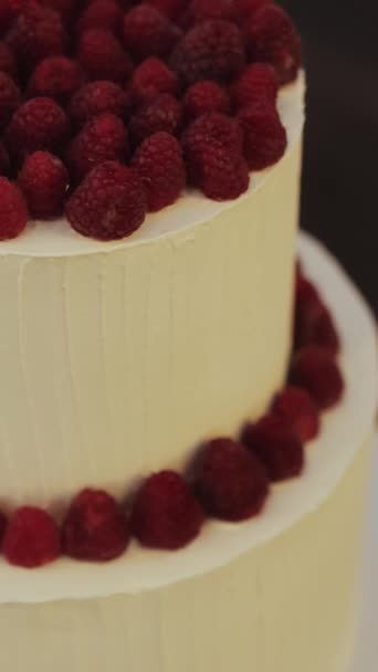 Egy Gyönyörűen Díszített Esküvői Torta Friss Málnával Tetején Asztalon Torta — Stock videók