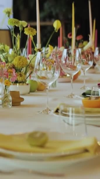 Tabaklar Mumlar Çiçeklerle Süslenmiş Güzel Bir Masa Düğünde Özel Bir Telifsiz Stok Video