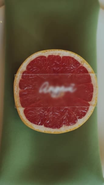 Egy Grapefruit Szelet Egy Szalvétára Egy Tányéron Különböző Színekben Árnyalatokban — Stock videók