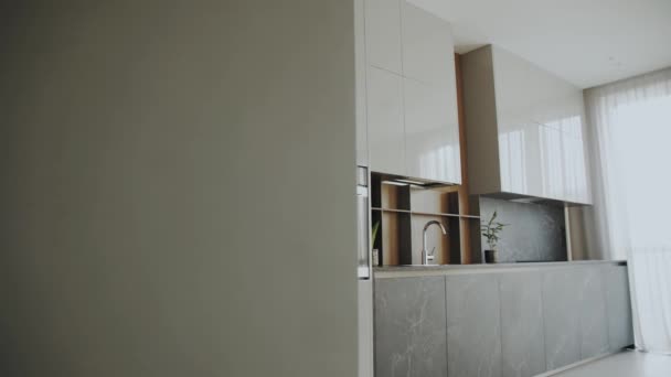 Mutfakta Beyaz Dolap Lavabo Ahşap Döşeme Raflarla Tamamlanmış Doğal Işık — Stok video