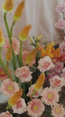 Pembe güller, neşeli gerberalar ve çarpıcı çiçek desenli sarı çiçeklerin güzel bir karışımı.