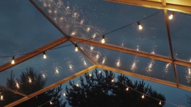 Parıldayan ışıkların altında samimi bir ortam, arkadaşlarla ve sevdiklerimizle akşam buluşmaları için mükemmel.