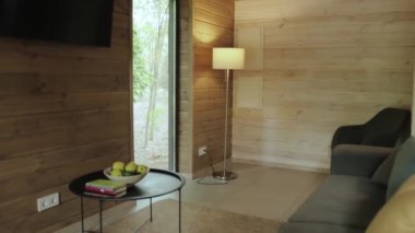 Ahşap duvarları olan şık bir oturma odası, rahat bir oturma odası ve ambiyansı geliştiren modern bir dekor.