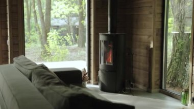 Bu şık oturma odasında bir odun sobası ve baş döndürücü doğa manzarası var. Rahatlamak ve gevşemek için mükemmel.