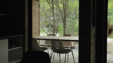 Modern bir uzay manzarasından sakin bir manzara, rahatlamak için rahat bir açık hava oturma alanı sunar.