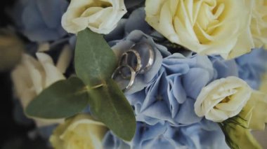 Bu çarpıcı mavi ve beyaz güller her düğün ve eğlence için mükemmeldir.