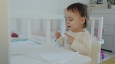 Meraklı bir çocuk, renk ve neşe dolu canlı bir oyun alanında yaratıcılığını ifade ederek sanatı keşfediyor.