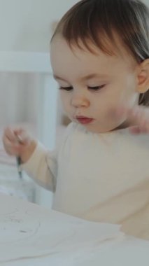 Genç bir çocuk, rahat bir ortamda muazzam bir yaratıcılık ve masumiyet sergilemeye odaklanmış durumda.